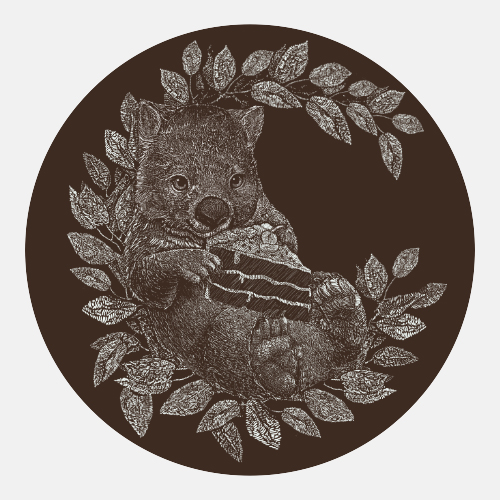 Das Logo des Wombats Cafés ist auf einem braunen Hintergrund zu sehen. Es ist mit feinen weißen strichen künstlicher und filigran dargestellt und zeichnet ein Wombat, mit einem Stück Torte auf dem Bauch. Das Wombat sitz in einem Halbkreis auf Blätterranken, an das es sich mit dem Rücken anlehnt.